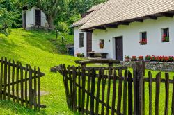 La recinzione in legno e il cortile di una fattoria nella cittadina di Holloko, Ungheria. Il nome del paesino situato nella provincia di Nograd significa "Pietra del Corvo".



 ...