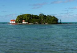 Red Handkerchief Islet a Mahebourg, isola di Mauritius -  Questo isolotto che si affaccia sul lungomare di Mahebourg deve il suo nome al colore rosso dei tetti dei pochi edifici che vi ...