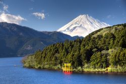 Lago Ashinoko a Hakone, Giappone - Formato nella caldera del monte Hakone dopo l'ultima eruzione del vulcano 3 mila anni fa, il lago Ashinoko, assieme al Fuji, è oggi il simbolo per ...