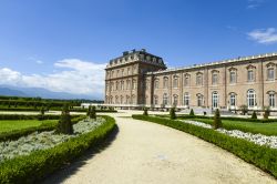 Ampia veduta sui dintorni del complesso di Venaria Reale, Torino (Piemonte) - Così curati da ricordare i giardini di Versailles, così ampi da sembrare di essere a Dublino, così ...