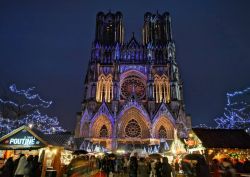 Reims, Francia: la Cattedrale e il mercatino dell'Avvento prima di Natale - © Jerome PARIS / Shutterstock.com
