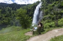 Relax al cospetto della Cascata di Parcines, una delle più spettacolari del Sudtirolo, con una altezza totale di circa 97 metri - © Tilo G / Shutterstock.com