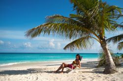 Relax in spiaggia su un'isola paradisiaca dell'atollo di Lhaviyani, Maldive. Solo quattro isole dell'atollo sono abitate - foto © Shutterstock.com
