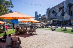 Relax in una piazzetta di Melbourne, stato di Victoria (Australia) - © tmpr / Shutterstock.com