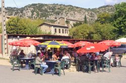 Relax in uno dei bar del vecchio centro di Anduze, Francia. Fra le iniziative che attraggono più turisti e locali vi è il tradizionale mercato delle pulci - © Gilles Paire ...