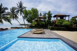 Relax nella piscina di un resort di lusso a Koh Payam, provincia di Ranong, Thailandia.

