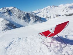 Relax su una sdraio rossa sulle piste innevate di Valfrejus, Francia. Questo comprensorio sciistico si sviluppa fra i 1550 metri di altezza della stazione a valle ai 2737 degli impianti in quota.



 ...