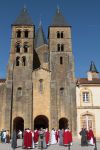 Religiosi di fronte alla basilica del Sacro Cuore di Paray-le-Monial, sud della Borgogna (Francia) - © Pierre Jean Durieu / Shutterstock.com