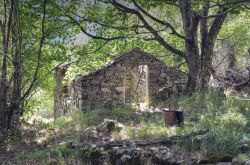 Reneuzzi, la città fantasma vicino a Carrega Ligure in Piemonte.