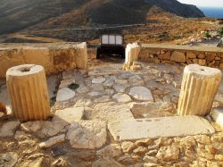 Reperti archeologici lungo una scalinata in pietra nell'isola di Anafi, Grecia. Questo grazioso territorio è costellato di antiche rovine che ne testimoniano il passato storico e ...