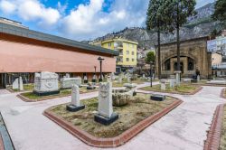 Reperti archeologici nel cortile del Museo Archeologico e delle Mummie di Amasya, Turchia - © Nejdet Duzen / Shutterstock.com