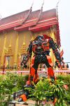 Una replica del robot Bumblebee costruito con parti di auto al Wat Takhian Floating Market di Nonthaburi (Thailandia) - © WTHOMEPHOTO / Shutterstock.com