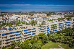 Residence a Torremolinos, Spagna. Divenuta un'importante località turistica internazionale, Torremolinos ospita sul suo territorio strutture alberghiere per tutti i gusti nonché ...