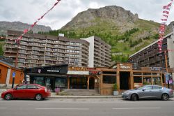 Residence e negozi nel centro di Val d'Isère, Francia. Percorsa dal fiume Isère, la Tarantaise è la vallata che ospita Val d'Isère - © ELEPHOTOS / Shutterstock.com ...