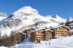Residence innevati allo ski resort in Val d'Isère, Francia.

