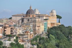 La residenza estiva dei papi a Castel Gandolfo, Lazio. L'edificio papale fu terminato nel 1629 nel luogo dove in precedenza sorgeva il castello della famiglia Savelli.
