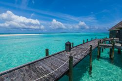 La passerella di un resort sopra le acque cristalline dell'atollo di Lhaviyani, isole Maldive, Oceano Indiano - foto © Shutterstock.com
