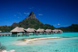 Resort di lusso sull'isola di Bora Bora, il gioiello della Polinesia Francese, con la sagoma del monte Otemanu sullo sfondo. Si tratta in realtà di un vulcano spento, alto circa 700 ...