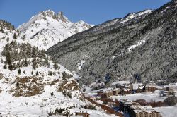 Resort invernale El Tarter e Pirenei, Andorra. Questo villaggio del principato ospita parte delle strutture dell'impianto sciistico più importante dei Pirenei, quello di El Tarter-Soldeu ...