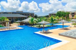 Il resort Melia Jardines del Rey a Cayo Coco (Cuba) con la sua piscina - © vvital / Shutterstock.com