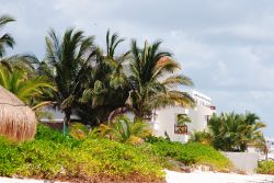 Resort su una spiaggia di Puerto Morelos, Riviera Maya, Messico. La piccola cittadina di Puerto Morelos è situata nella penisola dello Yucatan e sta diventando famosa in tutto il mondo ...