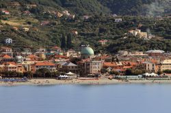 Resort sulla costa di Albissola Marina, Savona, Liguria. Nel 2016 questa località ha ottenuto il conferimento della Bandiera Blu per la qualità della sue spiagge - © photobeginner ...