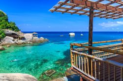 Un residence turistico sull'acqua cristallina di Koh Tao, Thailandia. Koh Tao è divenuta famosa per le sue spiagge chiare e il mare azzurro circondati tutt'attorno da una rigogliosa ...