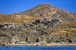 Resti dell'antico santuario di Apollo a Delos, Grecia. Le colline di Kynthos ospitano le rovine del santuario dedicato a Apollo, caratterizzato dal tempio dorico iniziato a costruire nel ...