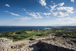 Resti archeologici sulla collina che sovrasta Manerba del Garda e il lago