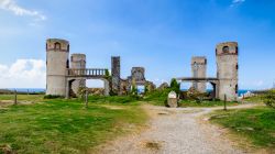 Resti del castello di Coecilian del poeta francese Saint-Pol-Roux (noto anche come Paul-Pierre Roux) a Camaret-sur-Mer, Bretagna, Francia.
