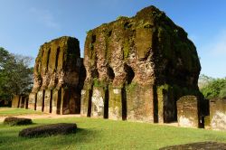 I resti del Royal Palace dell'antica Polonnaruwa, Sri Lanka. Questa dimora del re Parakumba venne edificata a sette piani. Ad oggi ne sono rimasti solo 3.



