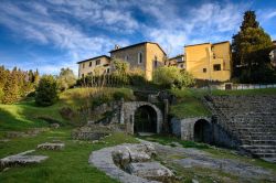 I resti del teatro romano del I° secolo D.C. a Fiesole, provincia di Firenze, Toscana. Il teatro ha la pianta a semicerchio dei teatri greci e si poggia sul naturale pendio della collina.


 ...