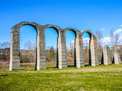 Resti dell'antico acquedotto romano di Acqui Terme, Piemonte. Si tratta dell'antico acquedotto costituito da 15 pilastri e 4 archi. In origine era lungo 13 km e attingeva acqua dal torrente ...