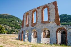 Resti del teatro romano a Gubbio - © Cividin / Shutterstock.com