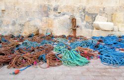 Le funi delle reti colorate dei pescatori, foografate sulla banchina del porto di  St Julian's a Malta - © anyaivanova / Shutterstock.com