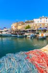 Reti da pesca con barche sullo sfondo nel piccolo porto di Saint Florent, Corsica, Francia - © Pawel Kazmierczak / Shutterstock.com