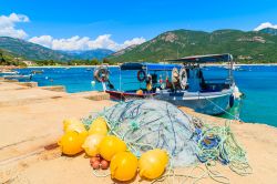 Reti da pesca nel porto di Cargese in Corsica 