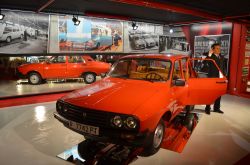 Retro Museum a Varna, Bulgaria: si tratta di una collezione unica di auto vintage e di statue in cera di attori e politici a partire dall'era socialista - © EliNika / Shutterstock.com ...