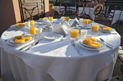 La terrazza del riad Ayadina di Marrakech, Marocco - Colazione in terrazza, assaporando frutta fresca e dolci squisiti, al riad Ayadina di Marrakech
