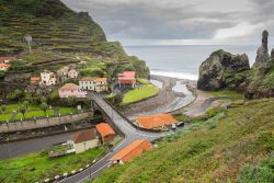 Ampia prospettiva di Ribeira da Janela a Madeira (Portogallo) - Situato nella parte settentrionale, questo villaggio presenta le valli più lunghe dell'isola. Soprattutto nelle giornate ...