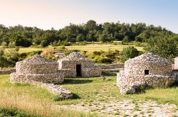 La ricostruzione di un villaggio paleolitico nei pressi di Roccamorice, Abruzzo. Queste capanne a tholos si trovano presso Colle Civita: sono composte da pietre incastrate fra loro alla maniera ...