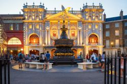 Ricostruzione di Piccadilly Circus al parco di Harry Potter a Orlando, Florida - Piccadilly Circus, celebre piazza di Londra nonchè luogo di ritrovo, è protagonista del film Harry ...