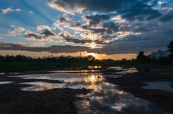 Riflessi del cielo e delle nuvole in uno stagno a Famagosta, Cipro Nord.



