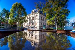 Riflessi del South Australian Museum di Adelaide, Australia, in una vasca d'acqua - © Aeypix / Shutterstock.com