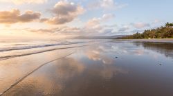 Riflessi del tramonto alla Four Mile Beach di Port Douglas, Queensland, Australia. I colori del tramonto si rispecchiano nelle acque di questo splendido mare che lambisce una natura rigogliosa.



 ...