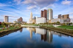 Riflessi della città di Columbus, Ohio, sul fiume Scioto (Stati Uniti d'America).
