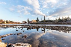 Riflessi della città di Pescantina sulle acque del fiume Adige, provincia di Verona, Veneto.
