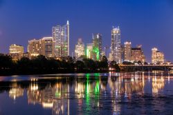 Riflessi della skyline di Austin sul fiume Colorado by night, Texas (USA).

