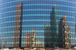 Riflessi della skyline di Hartford sulle vetrate di un edificio, Connecticut (USA).



