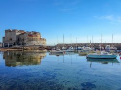 Riflessi dell'antico forte di Tolone nell'acqua del porto, Francia.